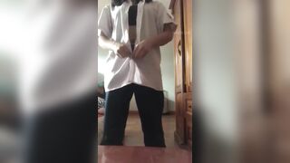Bé gái 2k9 mặc đồ hầu gái không lông thủ dâm