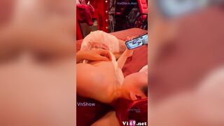 Bé sugar baby sinh viên chân dài đang nằm xem review phim thì anh đè ra chịch