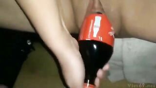 Súc vật a trai bắt e gái nhét chai coca vào lồn