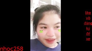 Em gái mới lớn ở nhà một mình nứng lồn quá thủ dâm cho bớt ngứa lồn 33