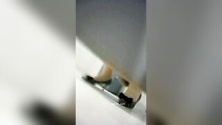 Clip Hot Quay Lén Gái Đẹp Đi Đái Trong Toilet Công Ty