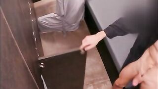 Thủ dâm gạ gẫm trước mặt người lạ để gạ địt trong phòng tắm