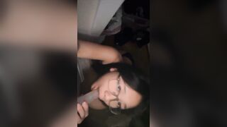 Đeo kính thường rất dâm