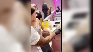 Cách biến một nhà hàng thành nhà thổ