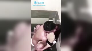 [Seri Hack Cam] Thanh niên gạ e gái 5m vào toilet xả nứng bị bảo vệ bắt được