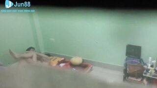 [Seri Hack Cam] Thg bạn thân dễ cô giáo về nhà địt bị quay lén lộ clip lên PageTrường