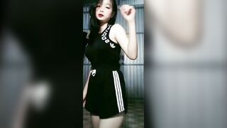 Số hưởng book được e gái trên tiktok như video vú hơi thâm xíu