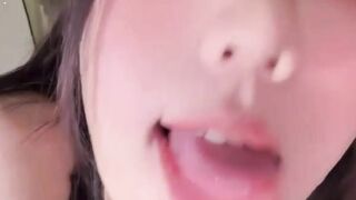 Gái xinh bú cu giả dâm đãng, lè lưỡi trơn mặt nhìn nứng hết chim