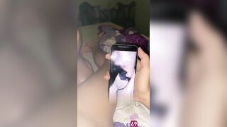 Anh ghen khi vừa chơi em vừa xem lại clip của người yêu cũ