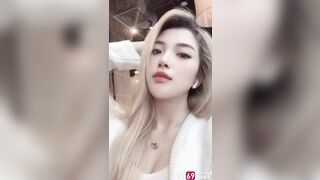 Em Hằng Xinh lúc đầu quay phim em dỗi lấy tay che mặt
