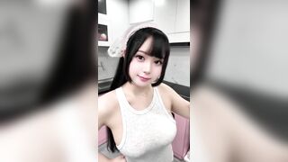 Em huyền vú to lại vào bếp