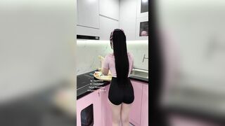Em huyền vú to lại vào bếp
