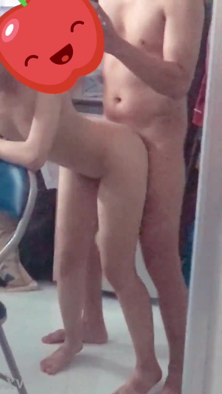 Bạn L bé xíu qua phòng chơi