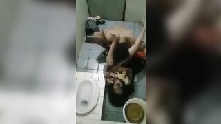 Clip Hot Đi Hát Uống Say Bị Dắt Vào Wc Hiếp Mất Đời Gái