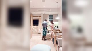 Suchibi QQlive phô dâm trước mặt lễ tân
