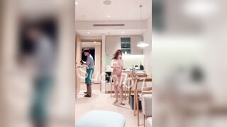 Suchibi QQlive phô dâm trước mặt lễ tân