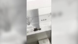 Tin lời thg bạn t vào lấy ví mở cửa bị nó đè ra địt xuất tinh vào mặt