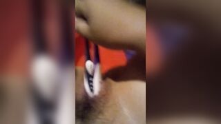 teen Việt thủ dâm bằng hai cái bàn chải
