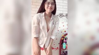 Em gái xinh nhảy múa lộ mu lồn múp