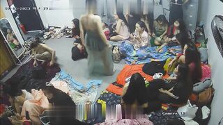 Clip Hot Bí Mật Bên Trong Phòng Thay Đồ Tay Vịn Quán Karaoke