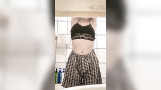 lần đầu teen loli lồn hồng thủ dâm trong nhà vệ sinh