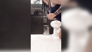 Đái ra sàn wc công cộng rồi liếm uống