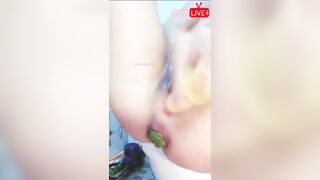 Em gái xinh trong nhà vệ sinh làm nồi lẩu nậm pịa