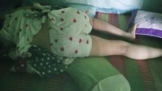 Video quay lén con chị ngủ