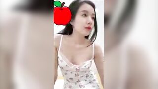E gái ka8 mặc váy mỏng tự tin khoa cặp vú chồng lồn lên cho a djt