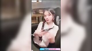 Lén bóp vú con bạn thân đang tập trung lái xe phải dừng xe để djt