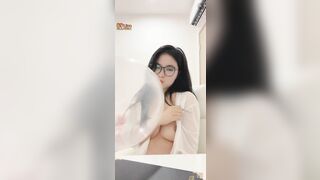 Em Gái Hút Bóng Cười Rồi Livestream Chat Sex Thủ Dâm Móc Lồn