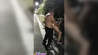 Độc lạ chị gái gạ ông chú béo có vợ djt ngoài đường sướng vl ra