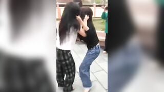 Mấy bé học sinh cấp 2 đánh nhau lột quần lột áo lộ lồn non ngay trước cổng trường p2
