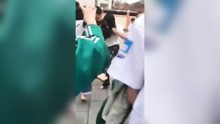 Mấy bé học sinh cấp 2 đánh nhau lột quần lột áo lộ lồn non ngay trước cổng trường p2