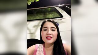 Chị máy bay đi thể dục tiện thể show hàng gạ trai