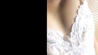 Teen học sinh lén show vú khi ngủ cạnh mẹ thủ dâm ko dám rên