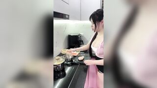 Em huyền vú bự em vào bếp
