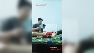 Lén qua phòng đụ con bạn thân ko mặc quần lộ lông lồn sướng vl ra