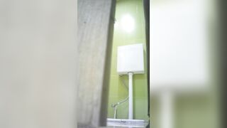 Quay lén đi wc 2