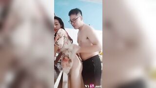 Nấu ăn cũng không yên với cơn nứng của chồng