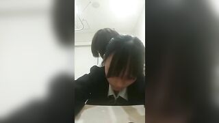 Cặp đôi học sinh dân nhau với nhà vệ xinh rồi....