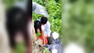 Quay lén Đang đi vô tình dã ngoại thấy cặp đôi địt nhau