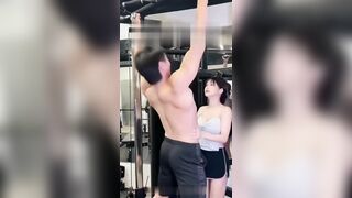 sờ body của hắn được rồi nhỏ! tham lam zị!