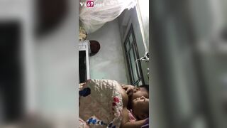 Con bạn đg ngủ vạch vú ra nghịch xong vạch cu trước mặt gạ djt