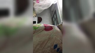 Con bạn đg ngủ vạch vú ra nghịch xong vạch cu trước mặt gạ djt