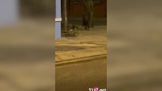 Public giữa đường trong đêm khuya vắng vẻ