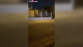 Public giữa đường trong đêm khuya vắng vẻ
