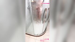 Con gái bị cha kiểm soát, chủ động quỳ xuống đất và hét lên đầy khiêu khích âm hộ