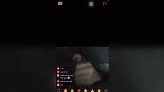 Gái ome show vú