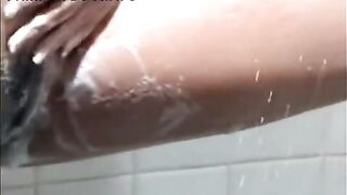 Quay lén chị dâu tắm 5
